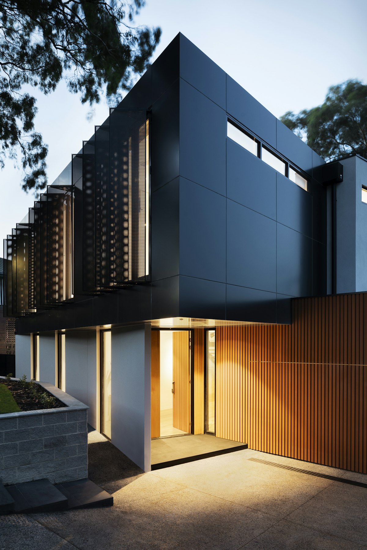 Acceso principal de una residencia contemporánea